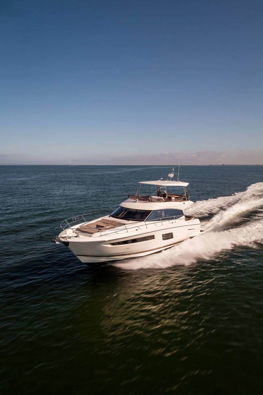 Prestige + PRESTIGE 560 The Hallmark of PRESTIGE Discover the yacht